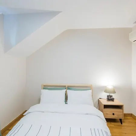 Modern 2 Bedroom Duplex With Garden In Cihangir Daire İstanbul