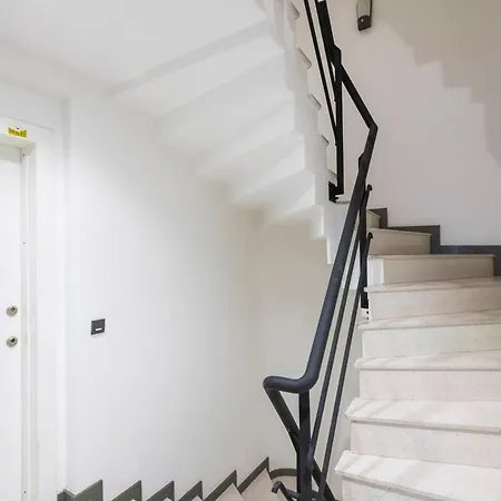 Modern 2 Bedroom Duplex With Garden In Cihangir İstanbul