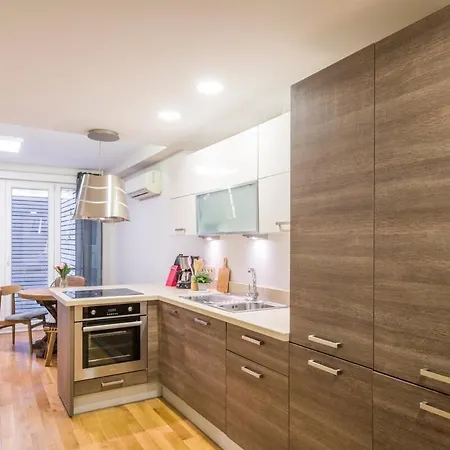 Modern 2 Bedroom Duplex With Garden In Cihangir 이스탄불
