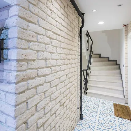 Modern 2 Bedroom Duplex With Garden In Cihangir Apartament